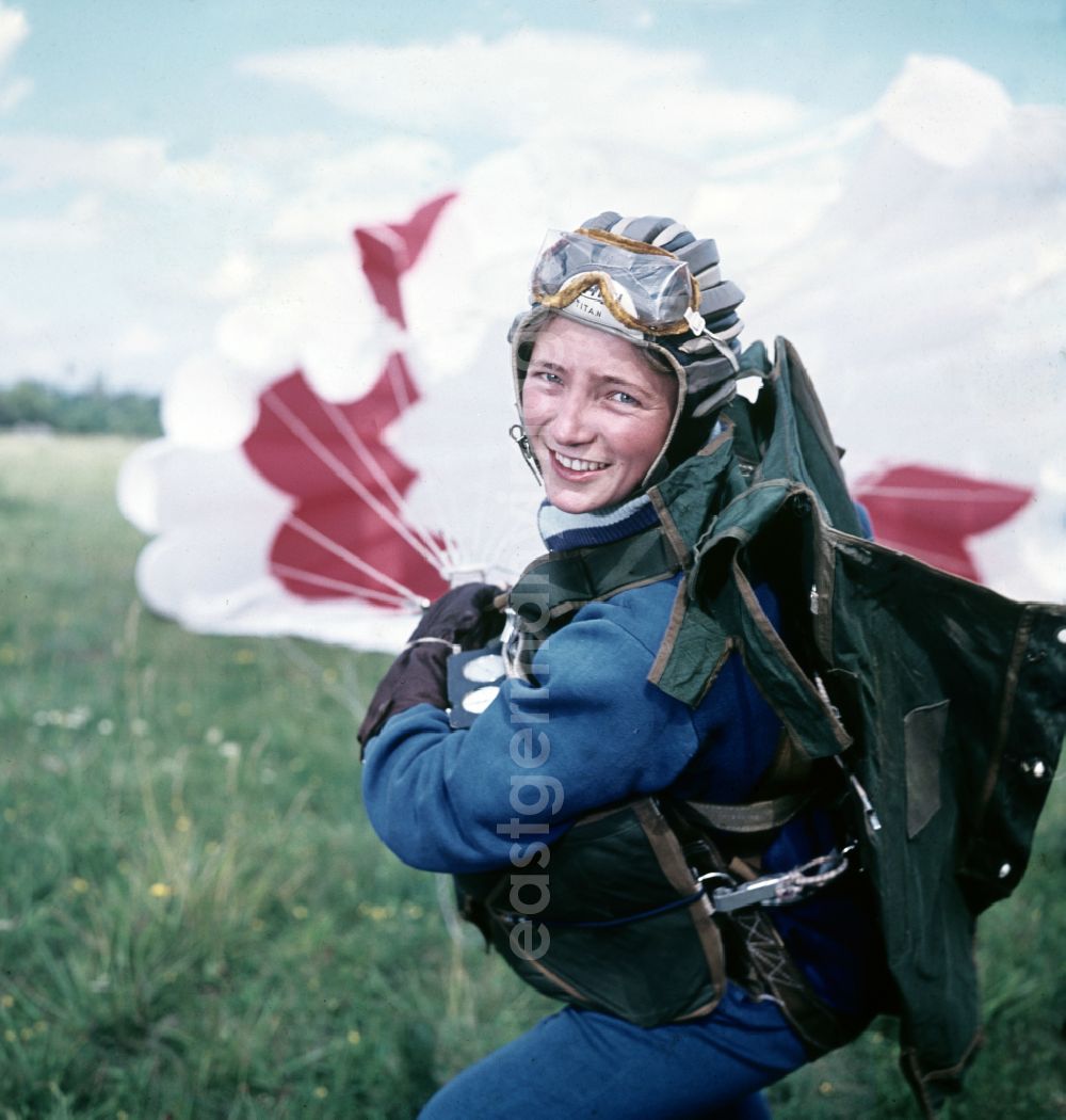 GDR image archive: Oppin - Jump training for parachutist and aviation athletes from the GST Society for Sport and Technology at the airport in Oppin, Saxony-Anhalt on the territory of the former GDR, German Democratic Republic