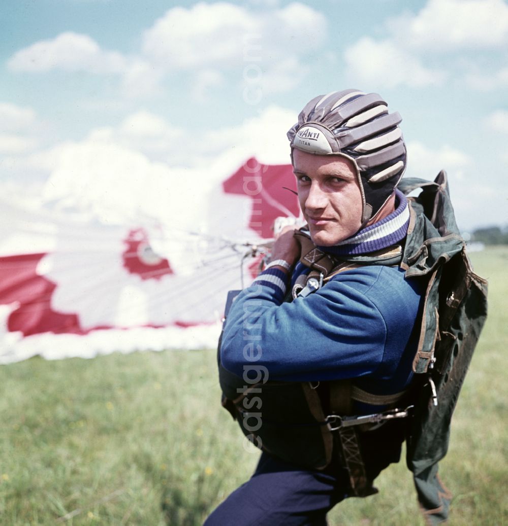 GDR photo archive: Oppin - Jump training for parachutist and aviation athletes from the GST Society for Sport and Technology at the airport in Oppin, Saxony-Anhalt on the territory of the former GDR, German Democratic Republic