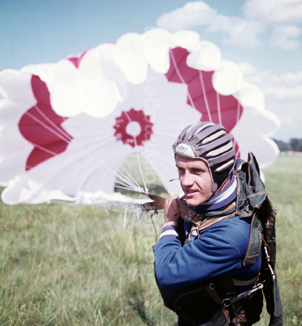 GDR picture archive: Oppin - Jump training for parachutist and aviation athletes from the GST Society for Sport and Technology at the airport in Oppin, Saxony-Anhalt on the territory of the former GDR, German Democratic Republic