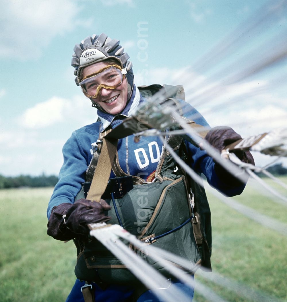 Oppin: Jump training for parachutist and aviation athletes from the GST Society for Sport and Technology at the airport in Oppin, Saxony-Anhalt on the territory of the former GDR, German Democratic Republic