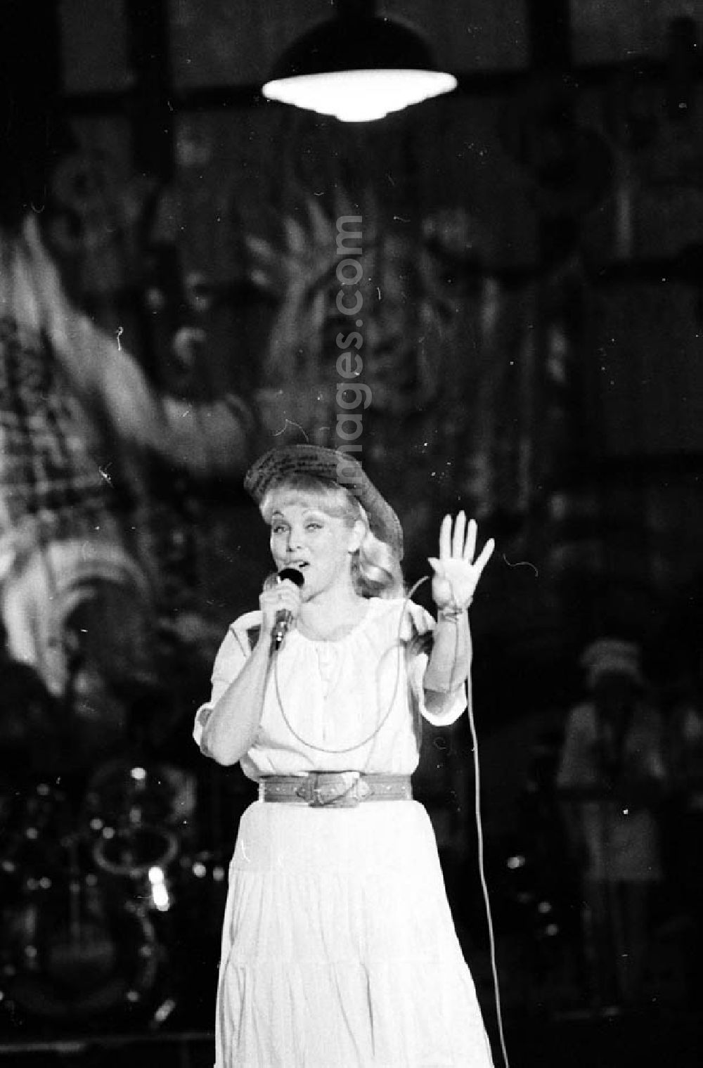 GDR picture archive: Potsdam (Brandenburg) - 08.02.1982 Fasching in der Schwimmhalle in Potsdam (Brandenburg) Umschlagnr.: 13