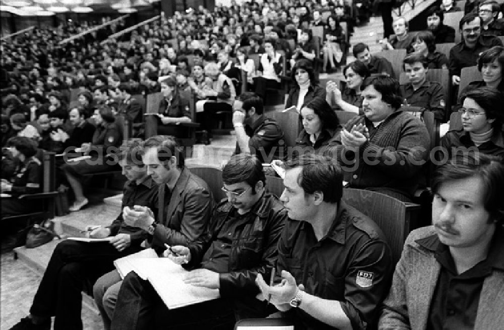 GDR photo archive: Berlin - FDJ-Forum mit K. Naumann . (481)