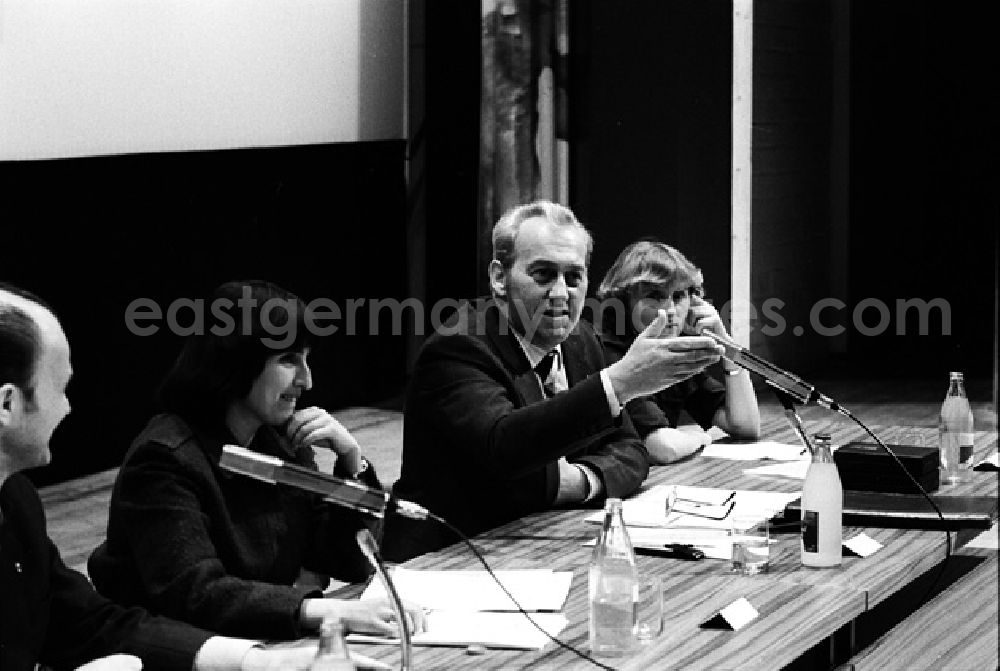 GDR image archive: Berlin - FDJ-Forum mit K. Naumann . (481)