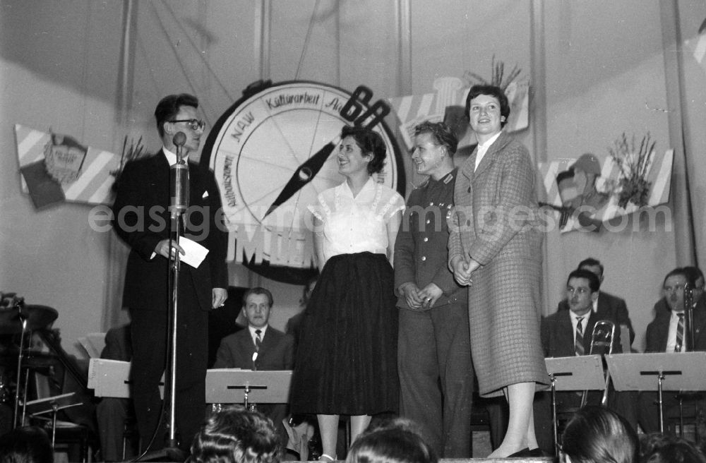 GDR image archive: Dresden - FDJ - Compass Festival with the Guenter Gollasch Orchestra on stage in the Weisser Hirsch district in Dresden, Saxony in the territory of the former GDR, German Democratic Republic