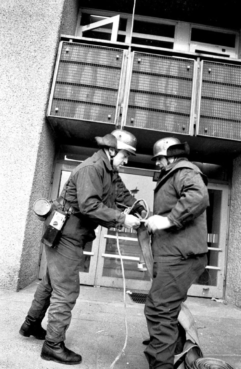 GDR photo archive: Berlin - Februar 1973 Übung der Feuerwehr im Fischerkitz.