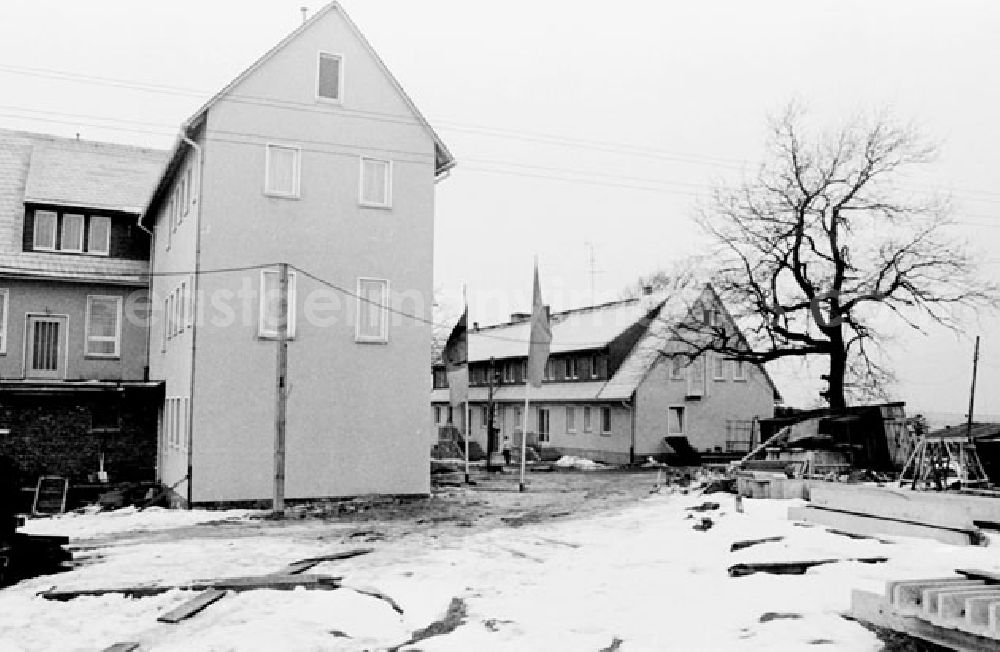 GDR image archive: Arnsprung - Februar 1973 Jugendhergerge im reizvollem Tal in der Erzgebirgsgemeinde Arnsprung eröffnet. Blick in den Speisesaal, der modernen Küche und der Aussenansicht des Geländes.