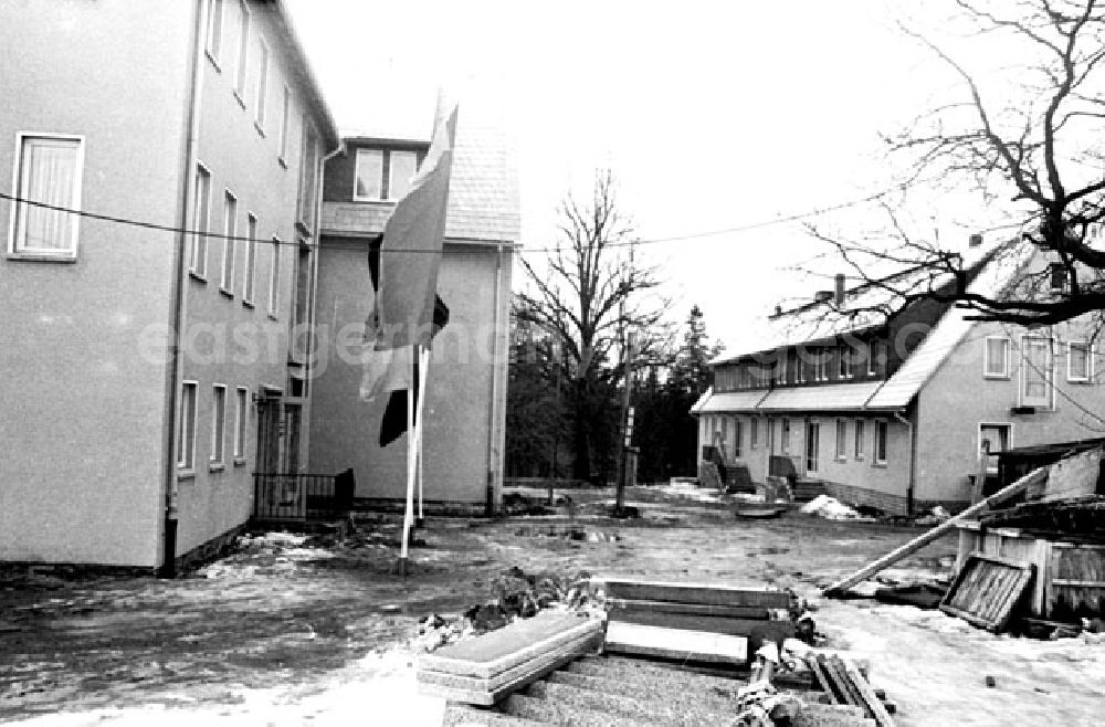 GDR photo archive: Arnsprung - Februar 1973 Jugendhergerge im reizvollem Tal in der Erzgebirgsgemeinde Arnsprung eröffnet. Blick in den Speisesaal, der modernen Küche und der Aussenansicht des Geländes.