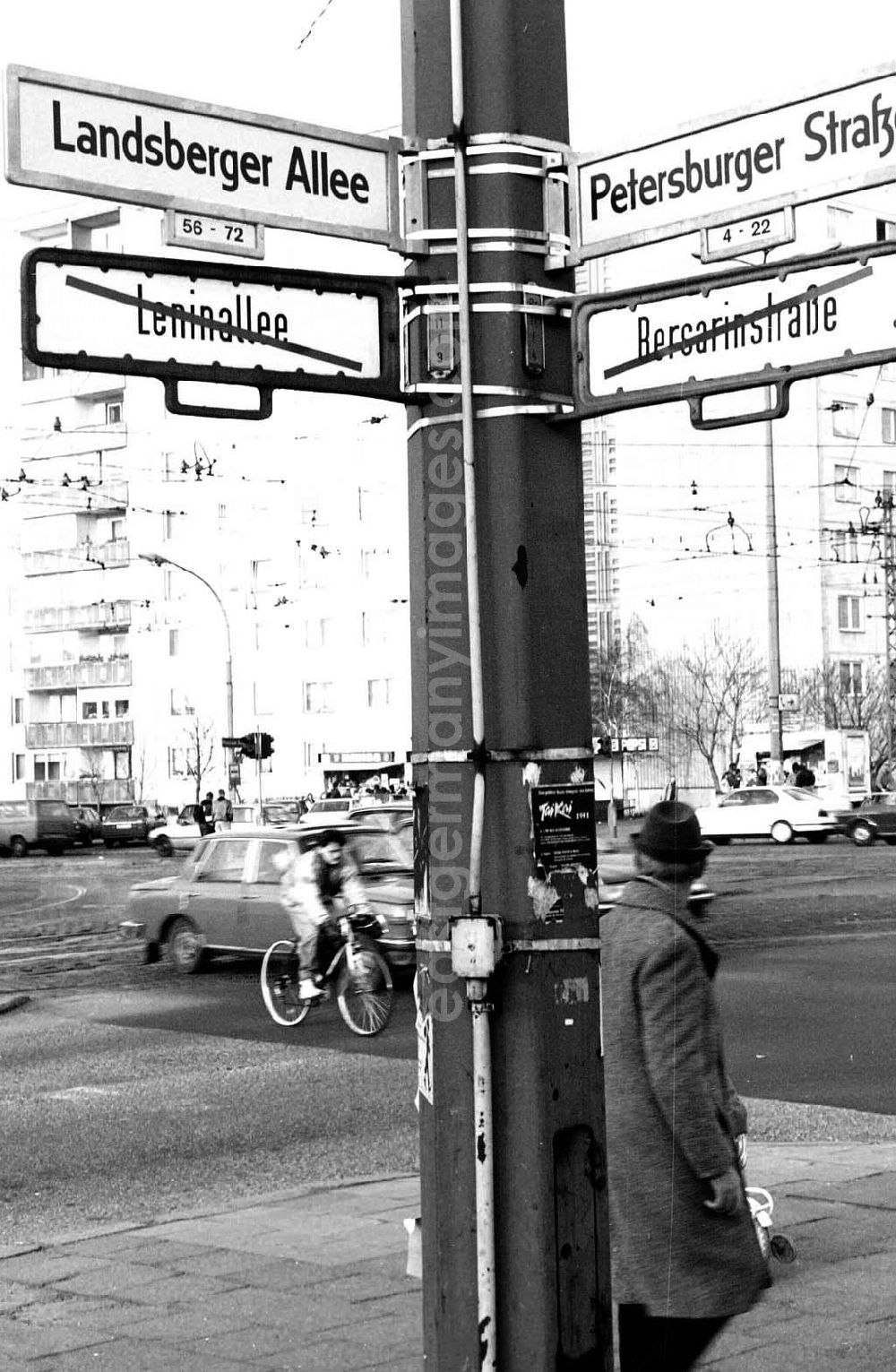 Berlin-Friedrichshain: Februar 1992 Umbennenung der Leninallee in Berlin-Friedrichshain