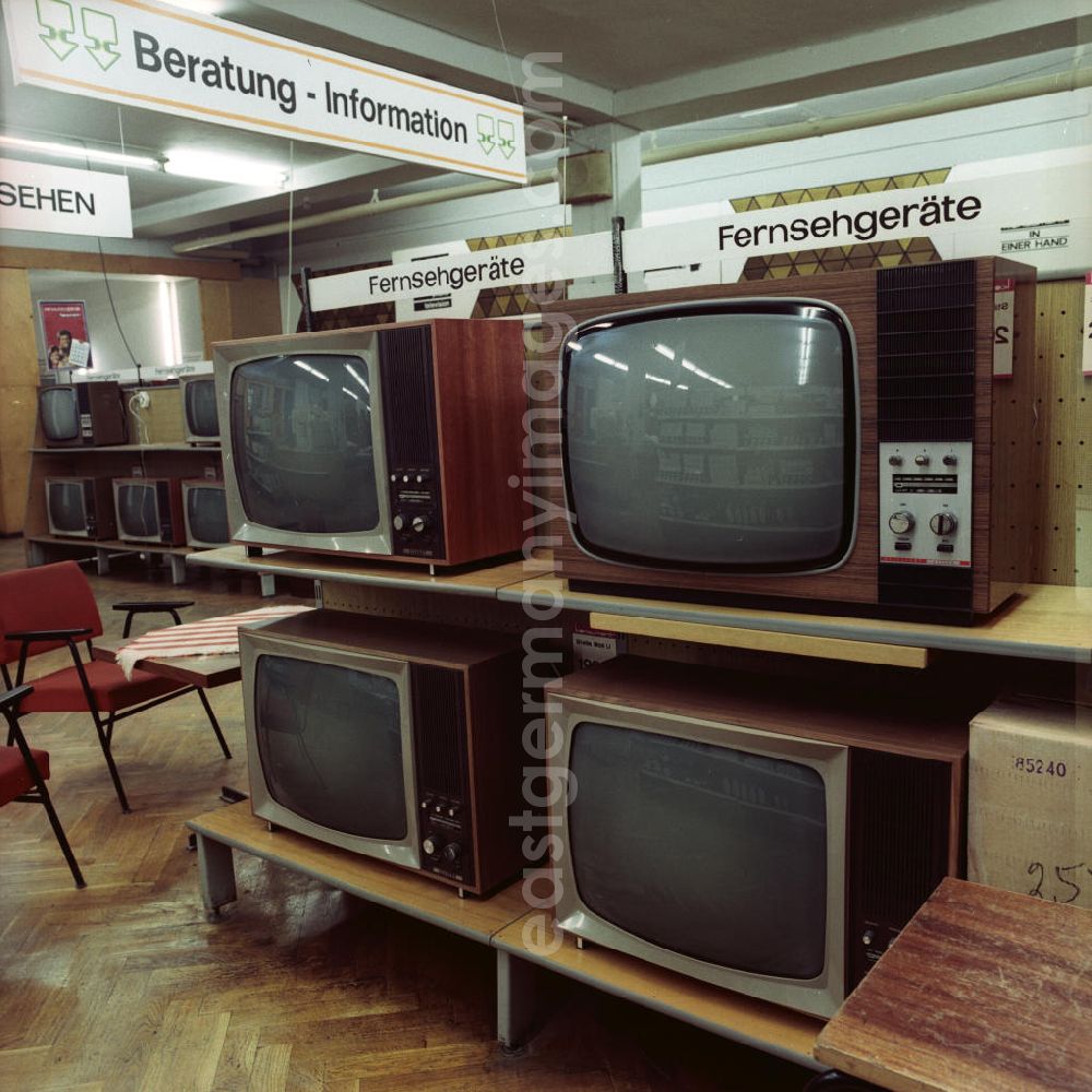 Potsdam: Fernseher-Abteilung im Centrum-Warenhaus. Blick in ein Regal mit Fernsehgeräten.