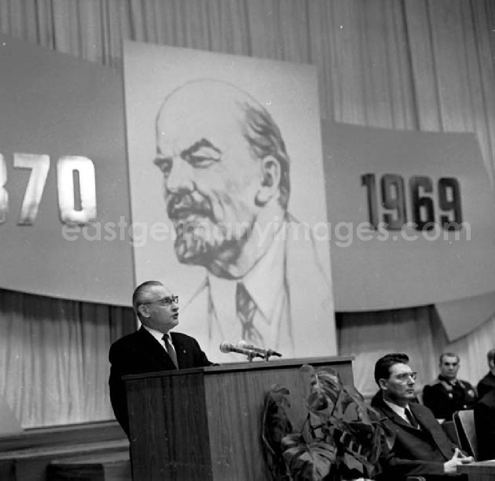 GDR picture archive: Berlin - Paul Verner als Redner auf der Festveranstaltung zum 99. Geburtstag Lenins.