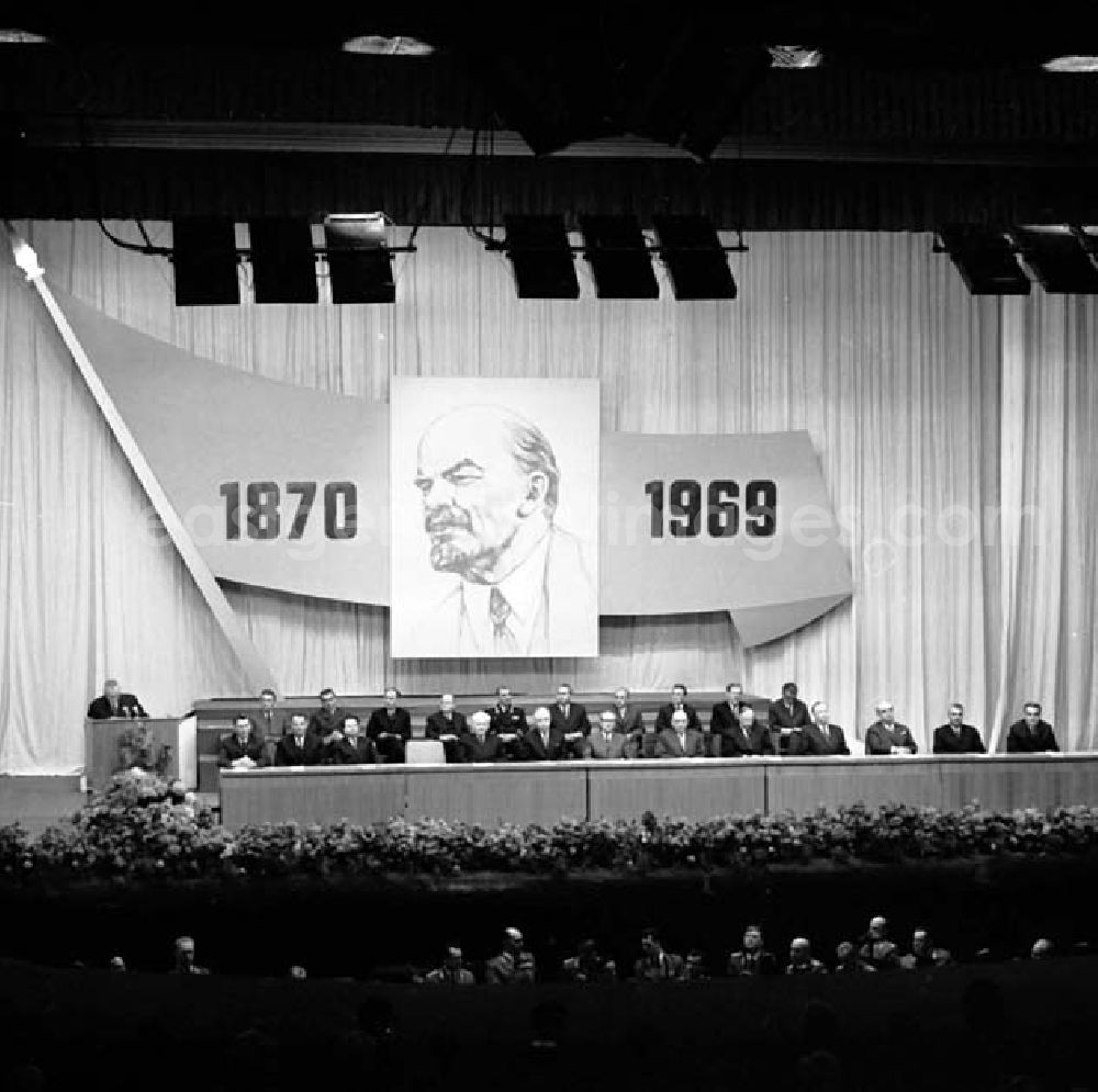 Berlin: Paul Verner als Redner auf der Festveranstaltung zum 99. Geburtstag Lenins.