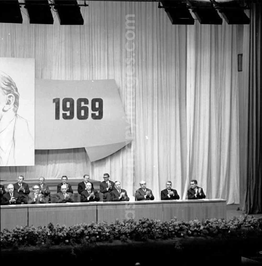 GDR image archive: Berlin - Paul Verner als Redner auf der Festveranstaltung zum 99. Geburtstag Lenins.