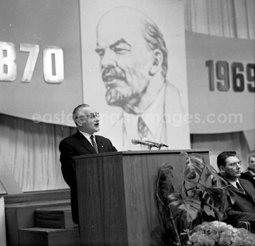 GDR picture archive: Berlin - Paul Verner als Redner auf der Festveranstaltung zum 99. Geburtstag Lenins.