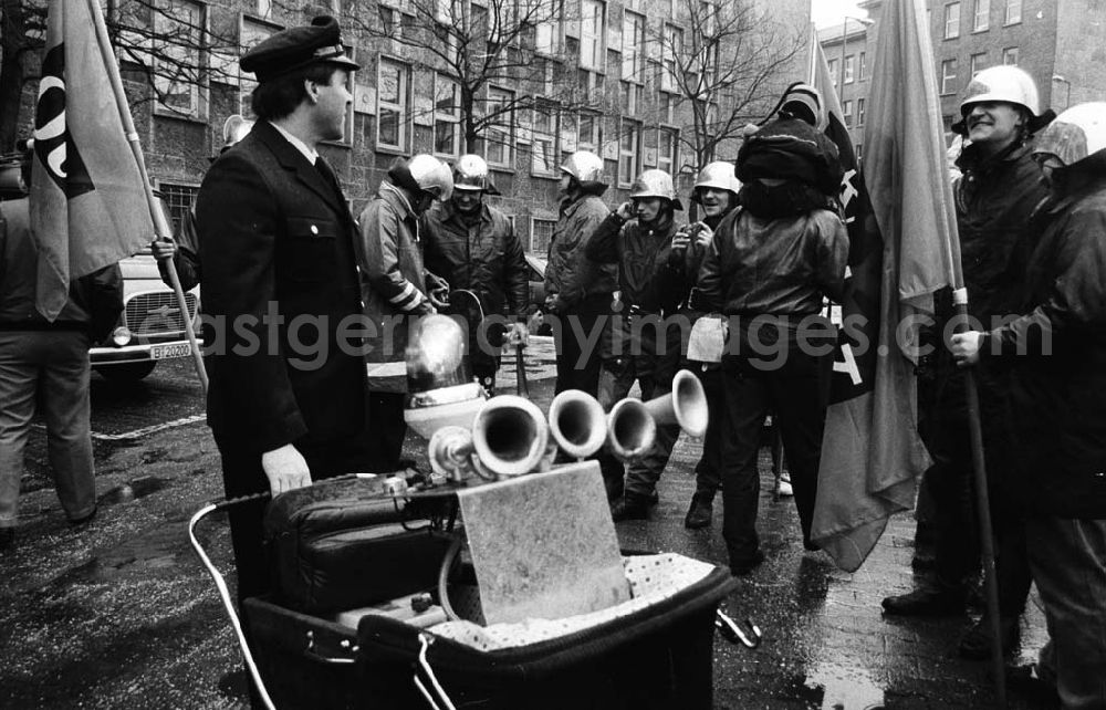 GDR photo archive: Berlin - Feuerwehr-Demo Fehrbelliner Platz Umschlag:72