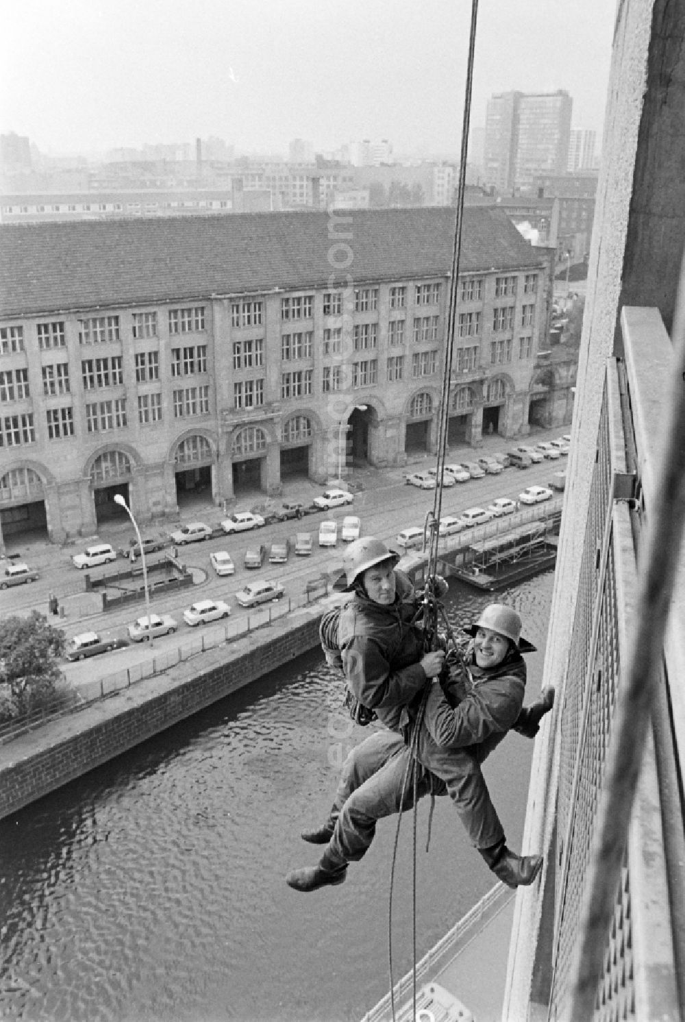 GDR picture archive: Berlin - Fire brigade rescue exercise on the facade of a residential building in Fischerinsel Street in the Mitte district of East Berlin in the territory of the former GDR, German Democratic Republic