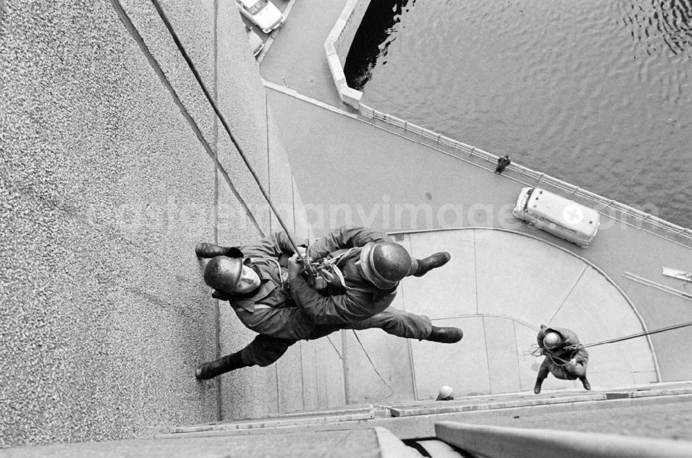 GDR image archive: Berlin - Fire brigade rescue exercise on the facade of a residential building in Fischerinsel Street in the Mitte district of East Berlin in the territory of the former GDR, German Democratic Republic