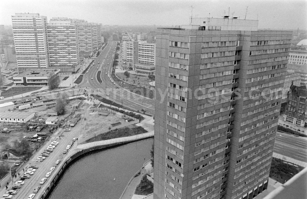 GDR photo archive: Berlin - Fire brigade rescue exercise on the facade of a residential building in Fischerinsel Street in the Mitte district of East Berlin in the territory of the former GDR, German Democratic Republic