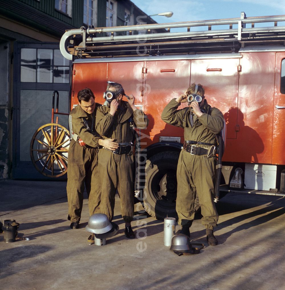 Berlin: Alarm call for firefighters at a fire station in Berlin Eastberlin on the territory of the former GDR, German Democratic Republic