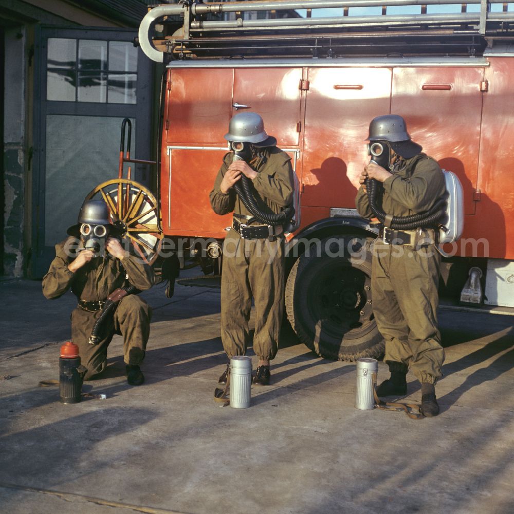 GDR image archive: Berlin - Alarm call for firefighters at a fire station in Berlin Eastberlin on the territory of the former GDR, German Democratic Republic