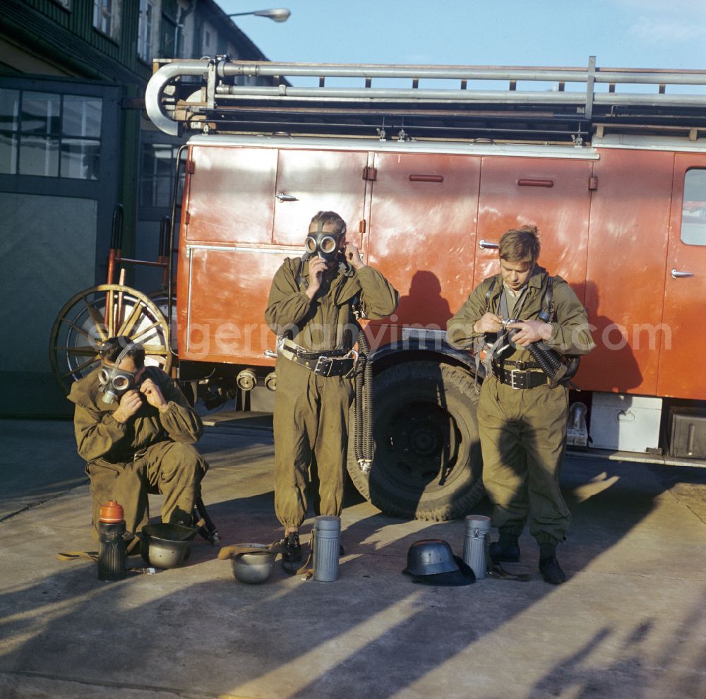 GDR picture archive: Berlin - Alarm call for firefighters at a fire station in Berlin Eastberlin on the territory of the former GDR, German Democratic Republic