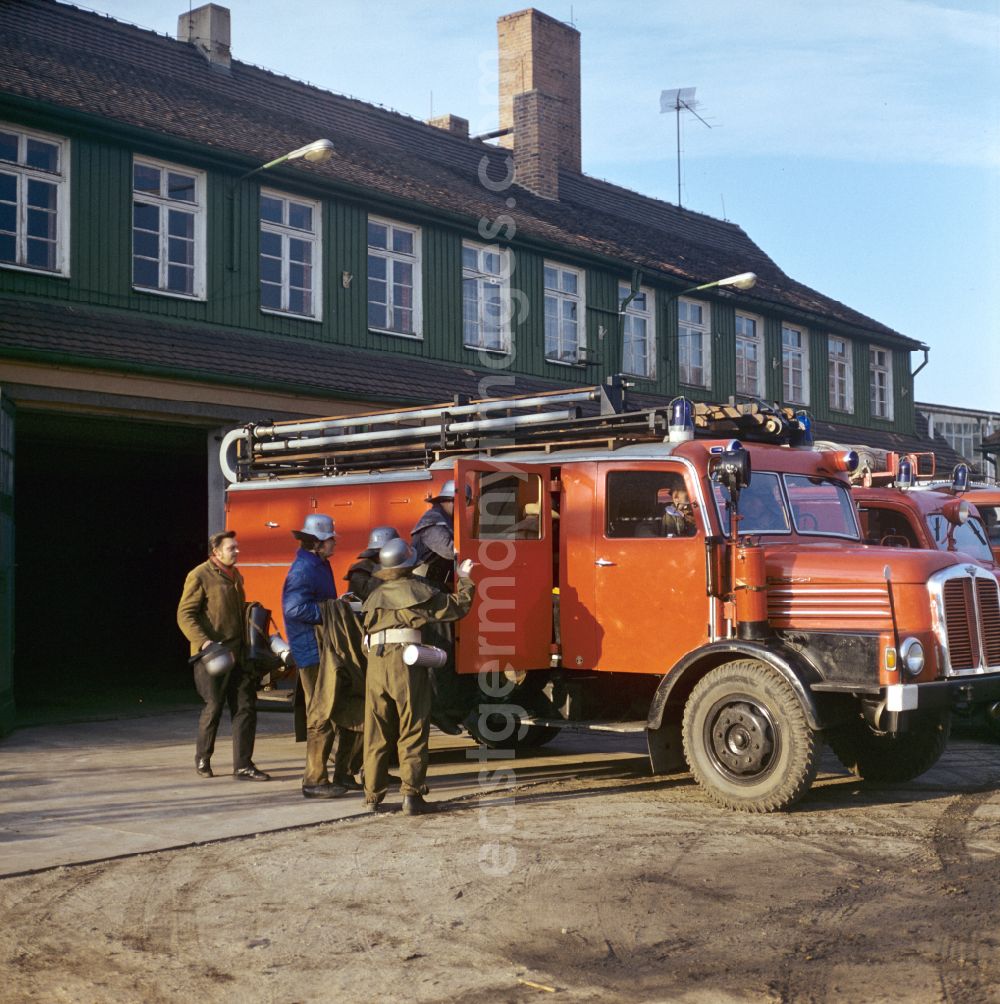 Berlin: Alarm call for firefighters at a fire station in Berlin Eastberlin on the territory of the former GDR, German Democratic Republic