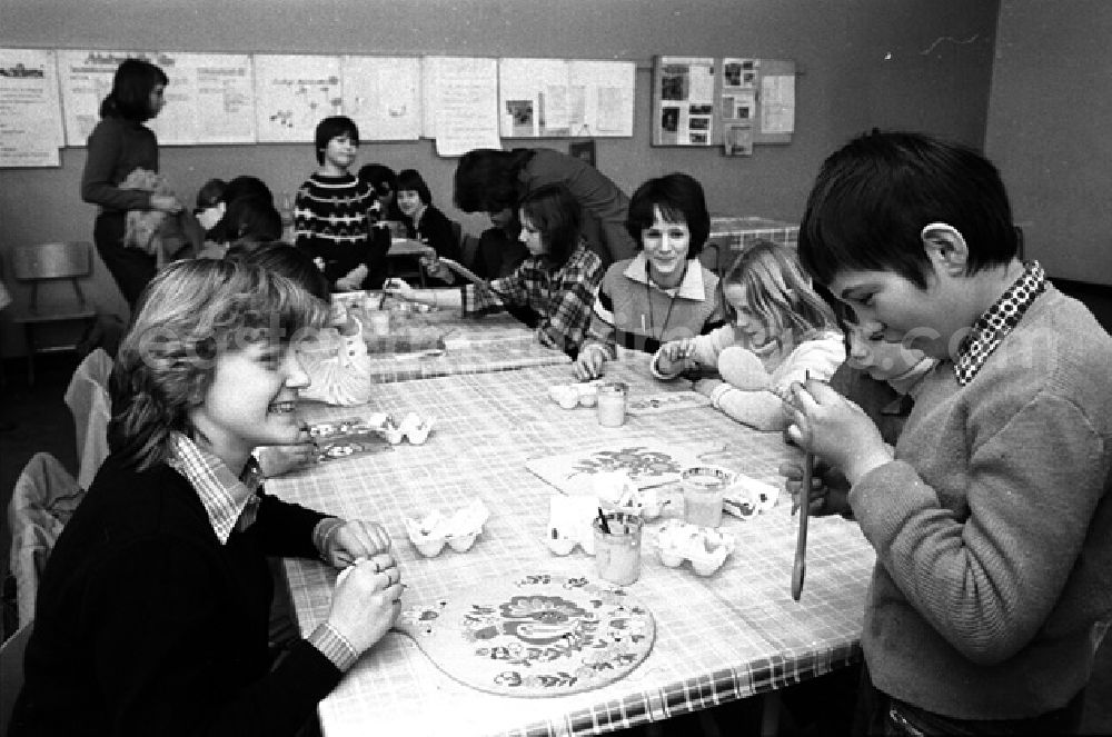 GDR picture archive: Berlin - Formgestaltung in der Wildangel Oberschule in Berlin-Mitte. (175)