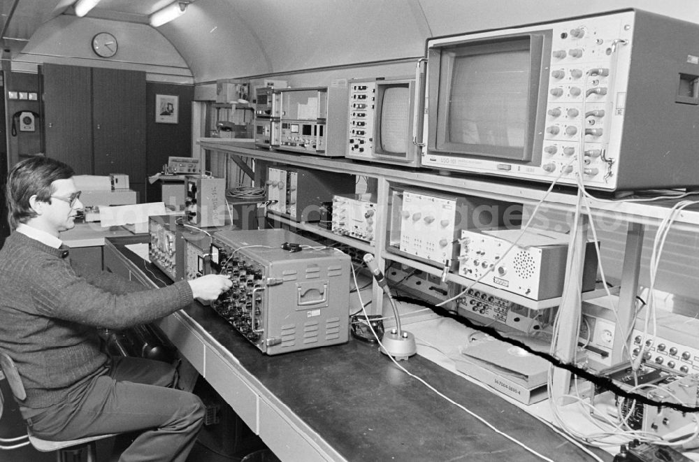 Berlin: Sensors and measuring instrument table in a wagon as a workplace in the research facility Institute for Rail Vehicles on Adlergestell street in the Bohnsdorf district of East Berlin in the territory of the former GDR, German Democratic Republic