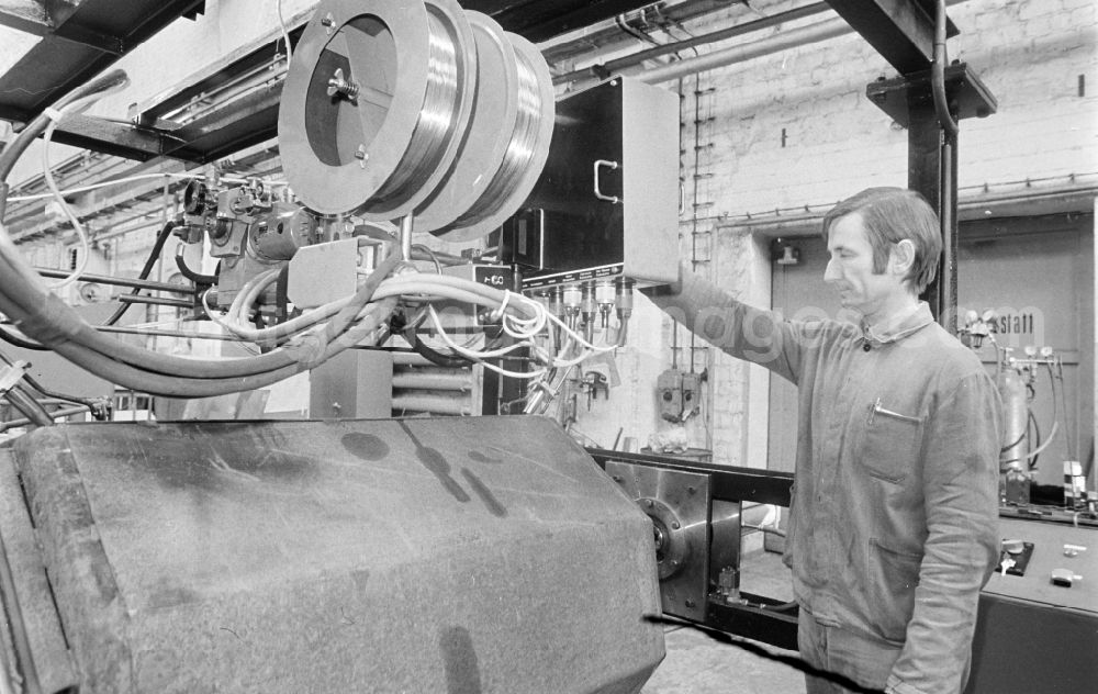 GDR photo archive: Berlin - Spot welding machine as a workplace in the research facility Institute for Rail Vehicles on Adlergestell Street in the Bohnsdorf district of East Berlin in the territory of the former GDR, German Democratic Republic