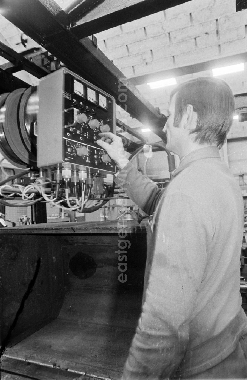 GDR picture archive: Berlin - Spot welding machine as a workplace in the research facility Institute for Rail Vehicles on Adlergestell Street in the Bohnsdorf district of East Berlin in the territory of the former GDR, German Democratic Republic