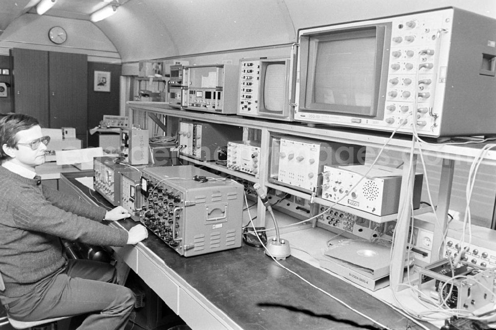 GDR image archive: Berlin - Sensors and measuring instrument table in a wagon as a workplace in the research facility Institute for Rail Vehicles on Adlergestell street in the Bohnsdorf district of East Berlin in the territory of the former GDR, German Democratic Republic