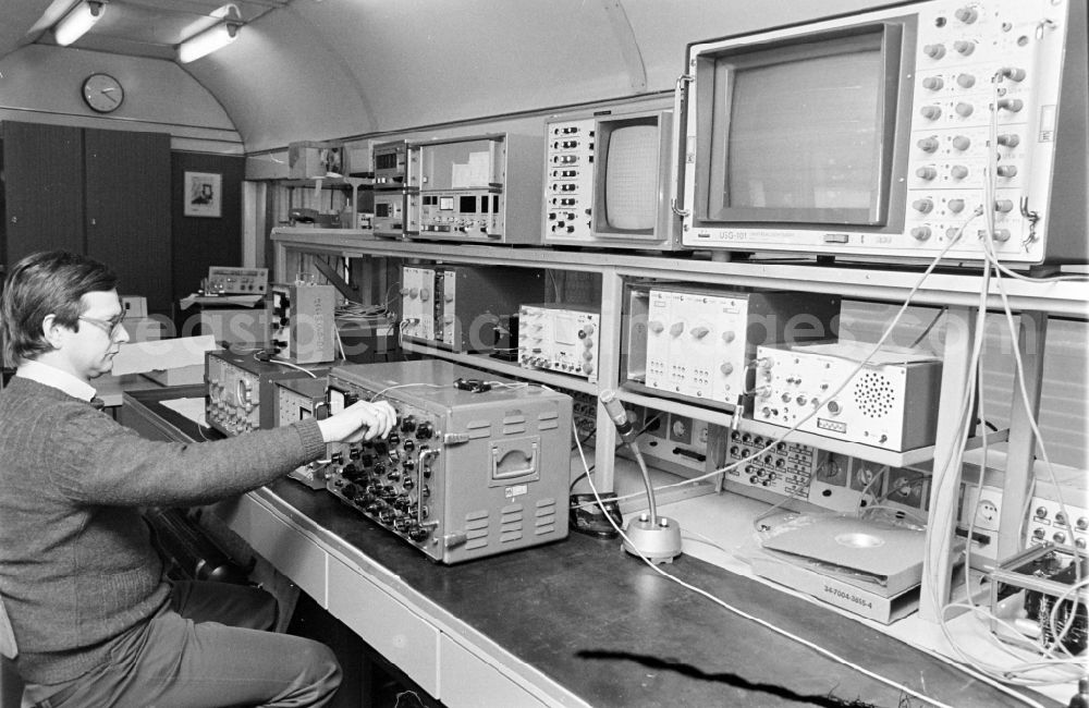 GDR photo archive: Berlin - Sensors and measuring instrument table in a wagon as a workplace in the research facility Institute for Rail Vehicles on Adlergestell street in the Bohnsdorf district of East Berlin in the territory of the former GDR, German Democratic Republic