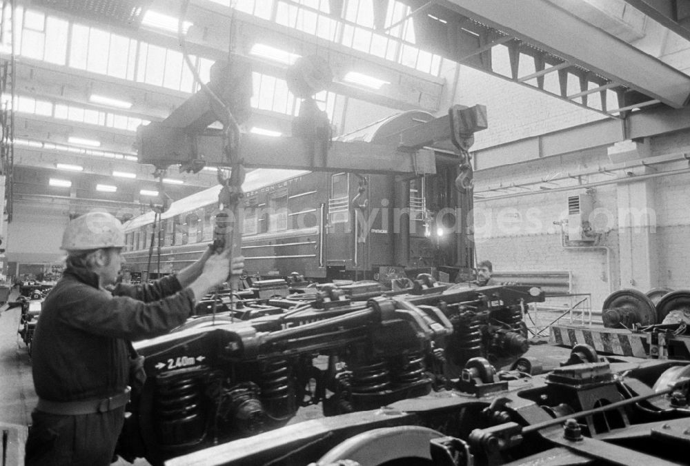 GDR picture archive: Berlin - Workplace in the research facility Institut fuer Schienenfahrzeuge on street Adlergestell in the district Bohnsdorf in Berlin Eastberlin on the territory of the former GDR, German Democratic Republic