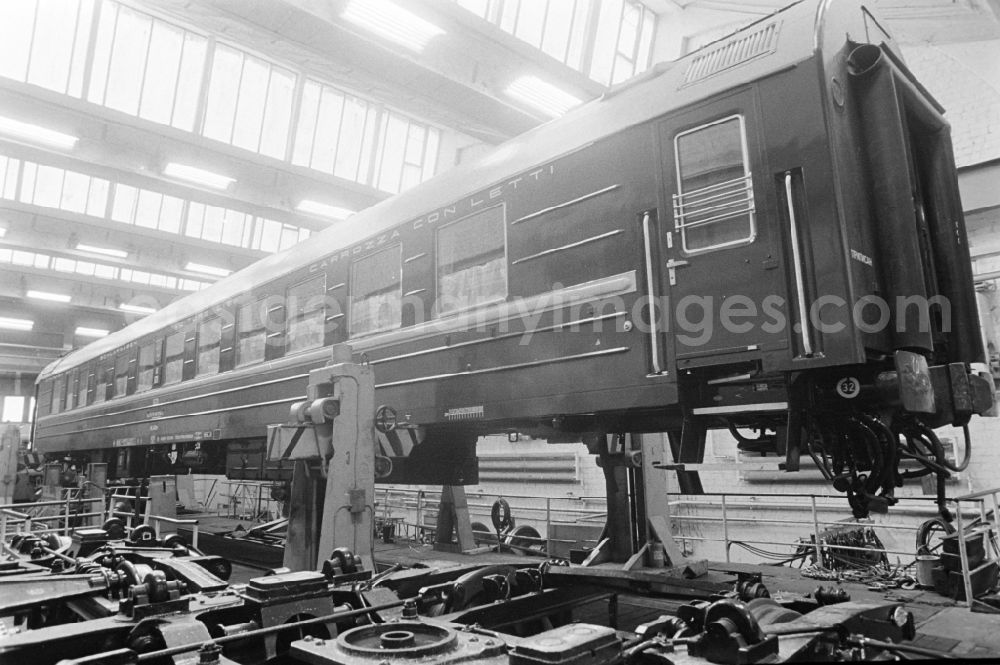 GDR image archive: Berlin - Workplace in the research facility Institut fuer Schienenfahrzeuge on street Adlergestell in the district Bohnsdorf in Berlin Eastberlin on the territory of the former GDR, German Democratic Republic