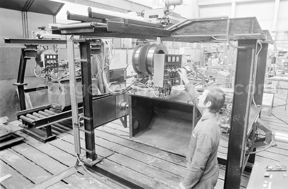 GDR photo archive: Berlin - Spot welding machine as a workplace in the research facility Institute for Rail Vehicles on Adlergestell Street in the Bohnsdorf district of East Berlin in the territory of the former GDR, German Democratic Republic