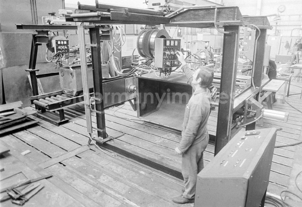 GDR picture archive: Berlin - Spot welding machine as a workplace in the research facility Institute for Rail Vehicles on Adlergestell Street in the Bohnsdorf district of East Berlin in the territory of the former GDR, German Democratic Republic