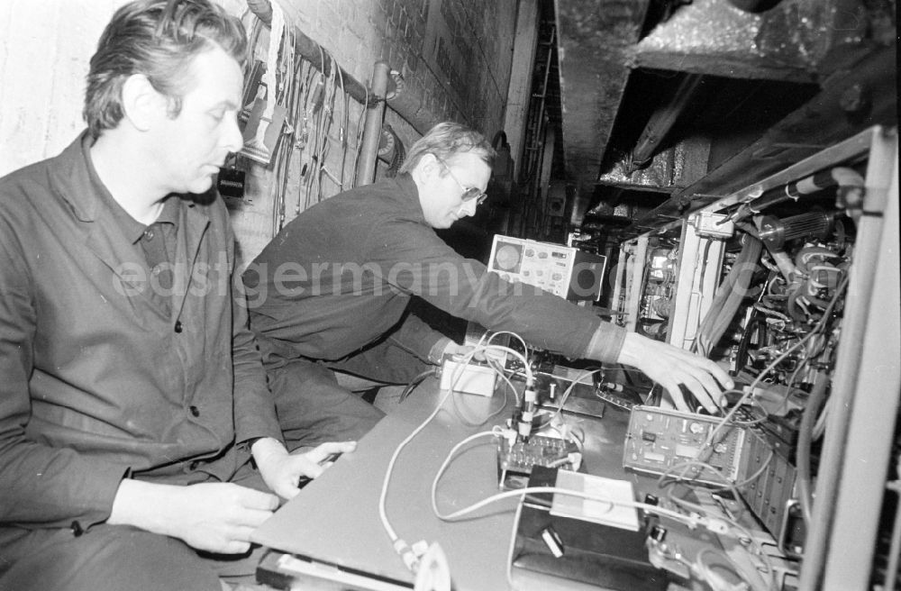 Berlin: Chassis - test bench for rail vehicles as a workplace in the research facility Institute for Rail Vehicles on Adlergestell Street in the Bohnsdorf district of East Berlin in the territory of the former GDR, German Democratic Republic