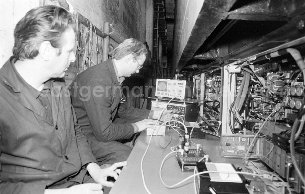 GDR image archive: Berlin - Chassis - test bench for rail vehicles as a workplace in the research facility Institute for Rail Vehicles on Adlergestell Street in the Bohnsdorf district of East Berlin in the territory of the former GDR, German Democratic Republic