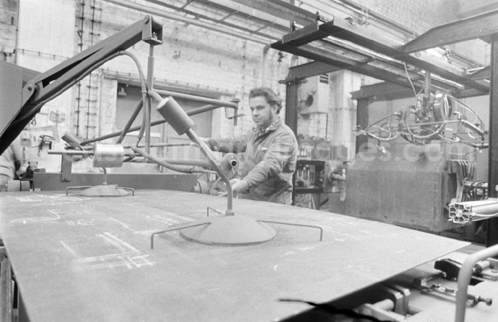 GDR photo archive: Berlin - Vacuum, suction and lifting device for steel plates as a workplace in the research facility Institute for Rail Vehicles on Adlergestell Street in the Bohnsdorf district of East Berlin in the territory of the former GDR, German Democratic Republic