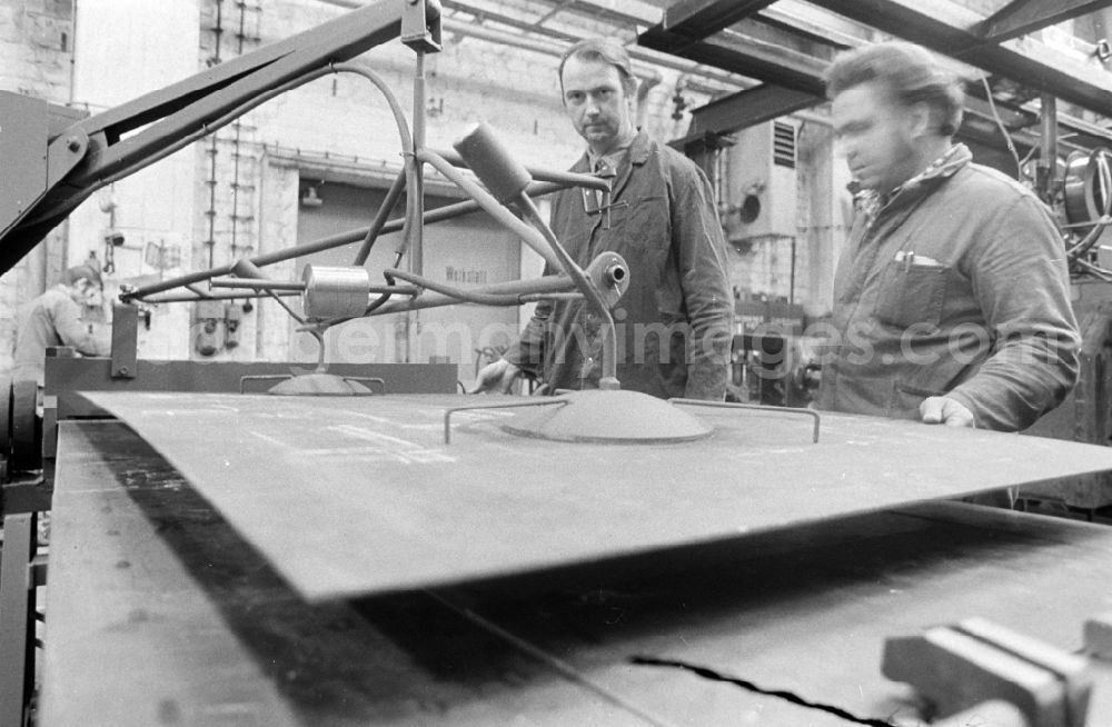 GDR picture archive: Berlin - Vacuum, suction and lifting device for steel plates as a workplace in the research facility Institute for Rail Vehicles on Adlergestell Street in the Bohnsdorf district of East Berlin in the territory of the former GDR, German Democratic Republic