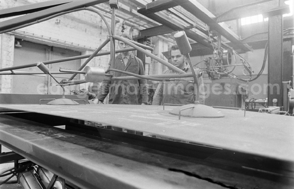 Berlin: Vacuum, suction and lifting device for steel plates as a workplace in the research facility Institute for Rail Vehicles on Adlergestell Street in the Bohnsdorf district of East Berlin in the territory of the former GDR, German Democratic Republic