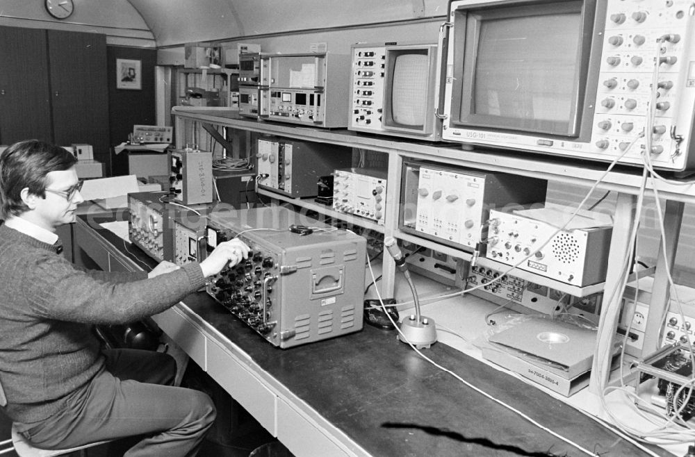 GDR image archive: Berlin - Sensors and measuring instrument table in a wagon as a workplace in the research facility Institute for Rail Vehicles on Adlergestell street in the Bohnsdorf district of East Berlin in the territory of the former GDR, German Democratic Republic