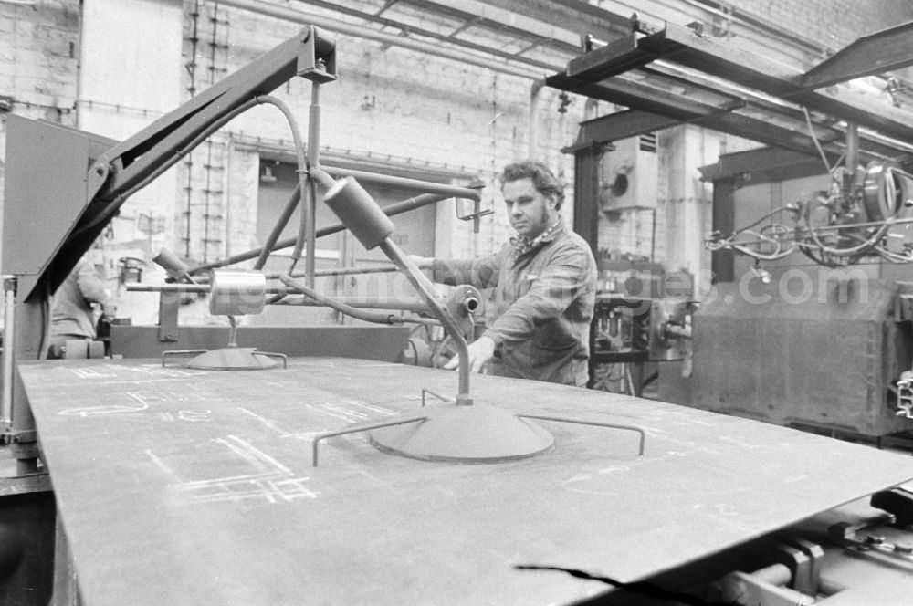 GDR photo archive: Berlin - Vacuum, suction and lifting device for steel plates as a workplace in the research facility Institute for Rail Vehicles on Adlergestell Street in the Bohnsdorf district of East Berlin in the territory of the former GDR, German Democratic Republic