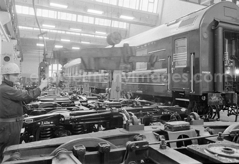 GDR picture archive: Berlin - Workplace in the research facility Institut fuer Schienenfahrzeuge on street Adlergestell in the district Bohnsdorf in Berlin Eastberlin on the territory of the former GDR, German Democratic Republic