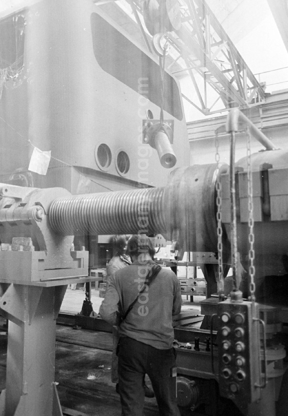 GDR image archive: Berlin - Chassis - test bench for an electric locomotive of the DR series 243 as a workplace in the research facility Institute for Rail Vehicles on Adlergestell Street in the Bohnsdorf district of Berlin East Berlin in the territory of the former GDR, German Democratic Republic