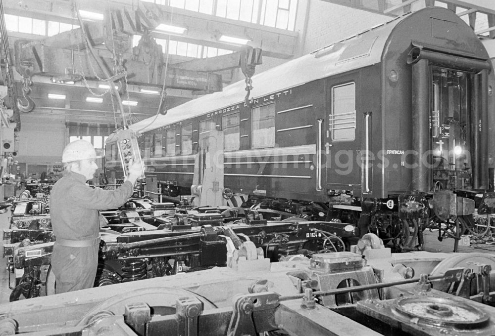 GDR photo archive: Berlin - Workplace in the research facility Institut fuer Schienenfahrzeuge on street Adlergestell in the district Bohnsdorf in Berlin Eastberlin on the territory of the former GDR, German Democratic Republic