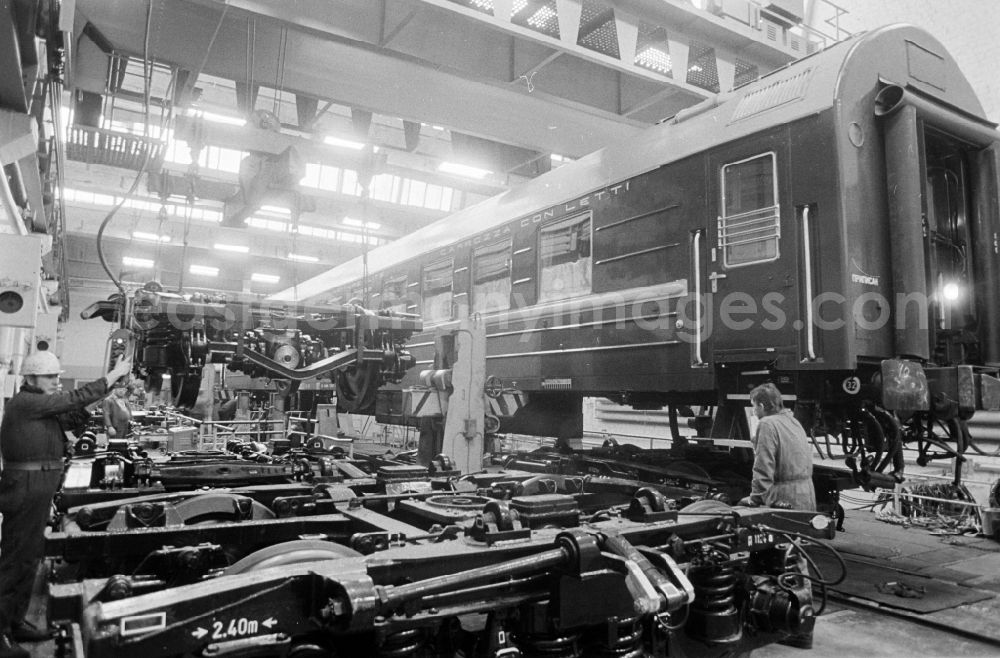 GDR picture archive: Berlin - Workplace in the research facility Institut fuer Schienenfahrzeuge on street Adlergestell in the district Bohnsdorf in Berlin Eastberlin on the territory of the former GDR, German Democratic Republic