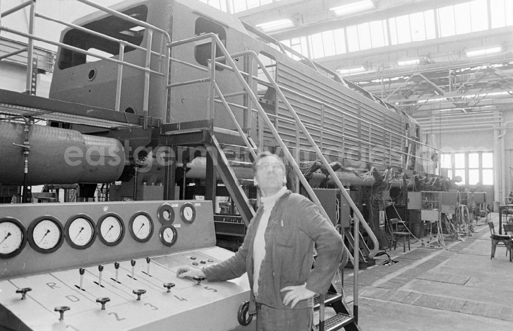 Berlin: Chassis - test bench for an electric locomotive of the DR series 243 as a workplace in the research facility Institute for Rail Vehicles on Adlergestell Street in the Bohnsdorf district of Berlin East Berlin in the territory of the former GDR, German Democratic Republic