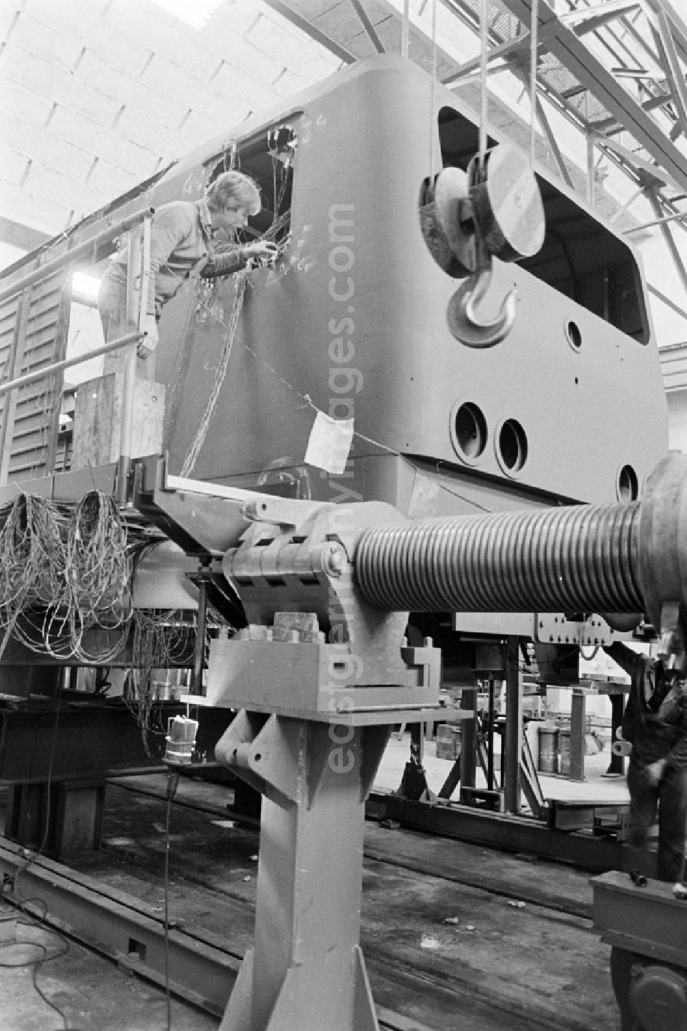 GDR image archive: Berlin - Chassis - test bench for an electric locomotive of the DR series 243 as a workplace in the research facility Institute for Rail Vehicles on Adlergestell Street in the Bohnsdorf district of Berlin East Berlin in the territory of the former GDR, German Democratic Republic