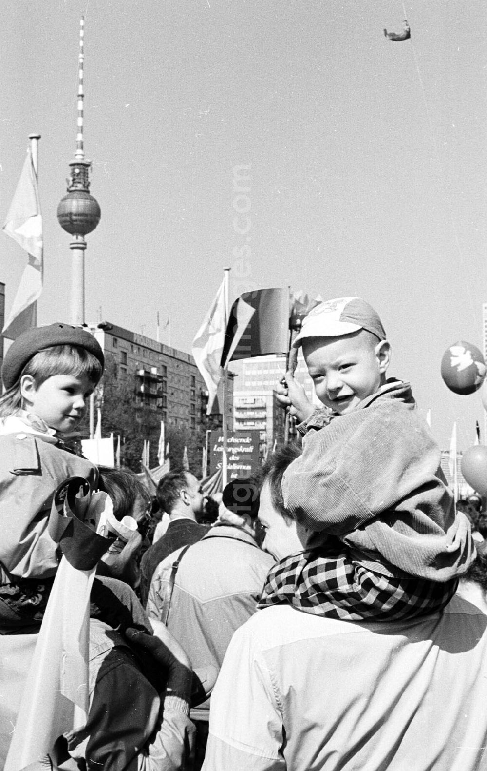 GDR image archive: Berlin-Mitte - Demo. zum 1. Mai- Tag 01.