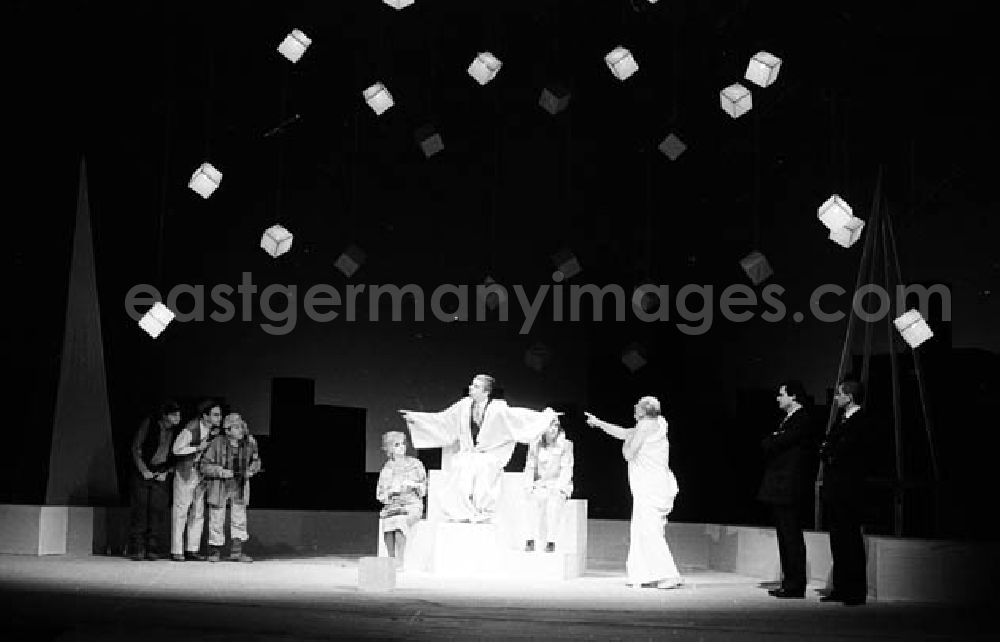 GDR image archive: Berlin - 02.12.1986 Fotoprobe, Prinz von Portugal in der Volksbühne in Berlin Umschlagnr.: 13